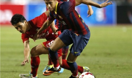 Pemain anyar Barcelona, Neymar (kanan), berupaya mengamankan bola dari gangguan pemain Thailand, Puttinan Wannasri, dalam laga ujicoba di Stadion Nasional Rajamangala, Bangkok, Kamis (7/8). 