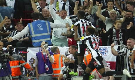 Pemain anyar Newcastle Alexander Isak merayakan gol usai menggetarkan gawang Liverpool dalam lanjutan Liga Primer Inggris, antara Liverpool melawan Newcastle United di Anfield Stadium, Inggris, Rabu (31/8/2022)