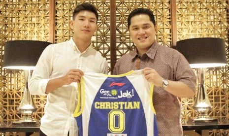 Pemain anyar Satria Muda Pertamina Christian Gunawan bersama Erick Thohir