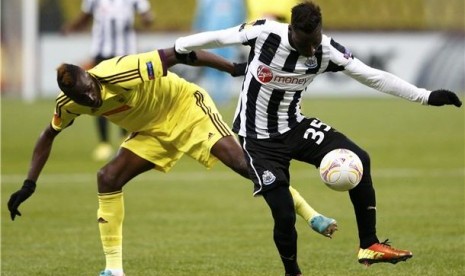 Pemain Anzhi Makhachkala, Lacina Traore (kiri), berebut bola dengan pemain Newcastle United, Massadio Haidara, saat laga babak 16 besar Liga Europa di Stadion Luzhniki stadium, Moskow, Kamis (7/3). 