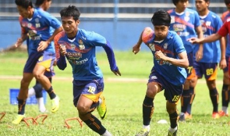 Pemain Arema Cronus berlatih di Stadion Gajayana, Malang, Selasa (10/3).