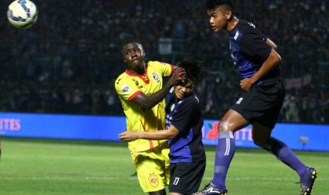 Pemain Arema Cronus Juanda Irawan (kanan) menanduk bola dalam pertandingan Grup A Piala Jenderal Sudirman di Stadion Kanjuruhan, Malang, Jawa Timur.