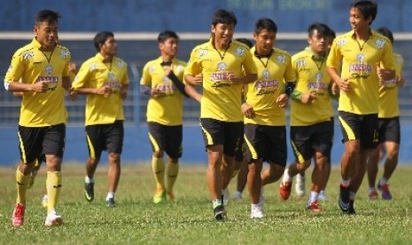 Pemain Arema Cronus melakukan latihan.