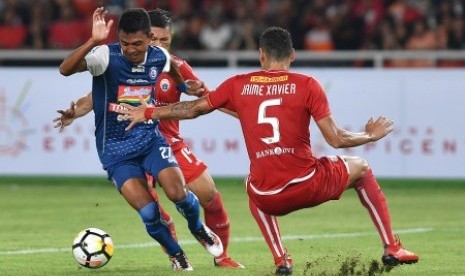 Pemain Arema FC Dedik Setiawan (kiri) mencoba melewati pemain Persija Jakarta Jaimerson Da Silva Xavier (kanan) dalam pertandingan Gojek Liga 1 2018 di Stadion Utama Gelora Bung Karno, Jakarta, Sabtu (31/3). Persija Jakarta berhasil mengalahkan Arema FC dengan skor 3-1. 