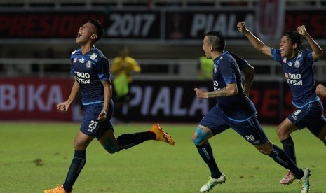 Pemain Arema FC Hanif Abdurrauf Sjahbandi (kiri) melakukan selebrasi usai berhasil mencetak gol ke gawang Pusamania Borneo FC dalam final Piala Presiden 2017 di Stadion Pakansari, Bogor, Jawa Barat, Ahad (12/3).