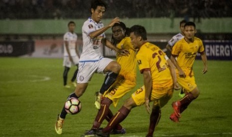 Pemain Arema FC Hanif Sjahbani berusaha melewati hadangan dua pemain Sriwijaya FC Bio Paulin dan Hamka Hamzah pada Pertandingan Perempat Final Piala Presiden 2018 di Stadion Manahan, Solo, Jawa Tengah, Ahad (4/2). 