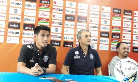 Pelatih Arema FC Milomir Seslija (tengah).