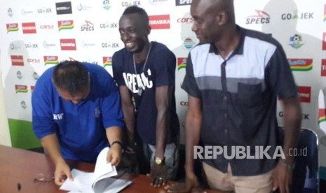 Pemain Arema FC, Makan Konate (tengah) memperpanjang kontraknya dengan  Arema FC sampai Januari 2020 di Stadion Kanjuruhan, Malang. 