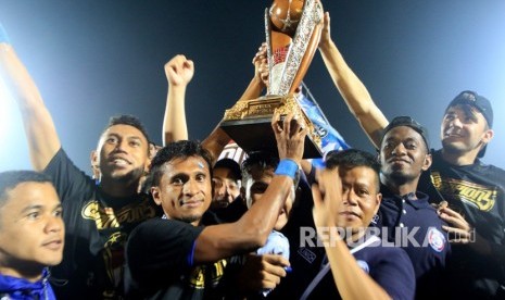 Pemain Arema FC mengangkat trofi juara Piala Presiden 2019 di Stadion Kanjuruhan Malang, Jawa Timur, Jumat (12/4/2019).