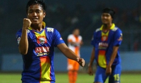 Pemain Arema Indonesia Cronus, Sukadana (kiri).