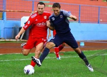 Pemain Arema Indonesia, Roman Chamelo (kanan), mencoba menghalangi laju pesepakbola Ayeyawady United, Miroslav Yadiak, dalam pertandingan AFC Cup di Stadion Gajayana, Malang, Rabu (7/3). 