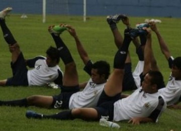 Pemain Arema Indonesia sedang berlatih.