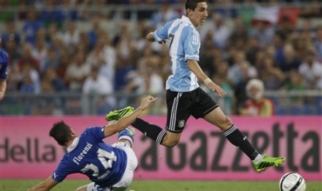 Pemain Argentina Angel Di Maria melewati hadangan gelandang Italia Alessandro Florenzi pada laga persahabatan di Stadion Olimpico Roma, Italia.