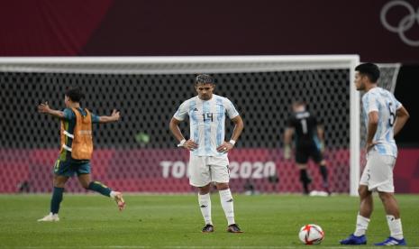 Pemain Argentina Facundo Medina melihat ke bawah setelah kalah 0-2 melawan Australia dalam pertandingan sepak bola putra di Olimpiade 2020, Kamis, 22 Juli 2021, di Sapporo. 