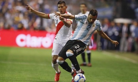  Pemain Argentina Gabrierl Mercado (kanan) mempertahankan bola dari pemain Peru Edison Flores (kiri) dalam pertandingan kualifikasi Piala Dunia 2018 di La Bomboera Stadium, Buenos Aires, Argentina, 5 Oktober 2017