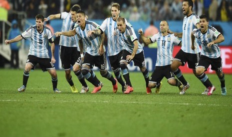 Pemain Argentina langsung melonjak setelah memenangkan adu penalti lawan Belanda di laga semifinal Piala Dunia 2014 di Arena Corinthians, Sao Paulo, Rabu (9/7). 