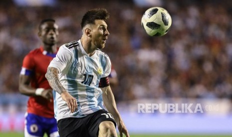 Pemain Argentina Lionel Messi beraksi selama pertandingan sepak bola persahabatan internasional antara Argentina dan Haiti di La Bombonera Stadium di Buenos Aires, Argentina, Selasa (29 /5).