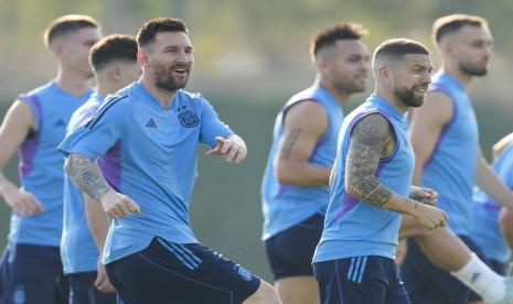  Pemain Argentina Lionel Messi (kiri) dan rekan setimnya Alejandro Gomez melakukan pemanasan saat latihan Argentina menjelang pertandingan sepak bola Piala Dunia grup C melawan Arab Saudi, di Doha, Senin, 21 November 2022.