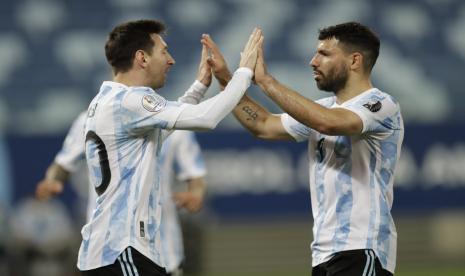  Pemain Argentina Lionel Messi, kiri, merayakan gol kedua timnya dari titik penalti dengan rekan setimnya Sergio Aguero selama pertandingan sepak bola Copa America 2021 melawan Bolivia di Stadion Arena Pantanal di Cuiaba, Brasil, 28 Juni 2021 lalu.