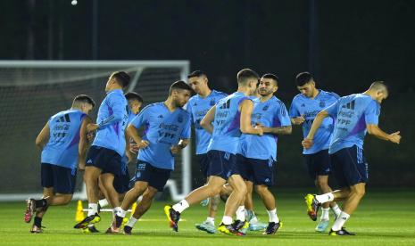 Para pemain Argentina melakukan pemanasan saat sesi latihan menjelang pertandingan final Piala Dunia 2022 Qatar antara Argentina dan Prancis di Doha, Qatar, Kamis, 15 Desember 2022. 