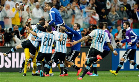 Pemain Argentina merayakan keberhasilan mereka melaju ke final Piala Dunia 2014