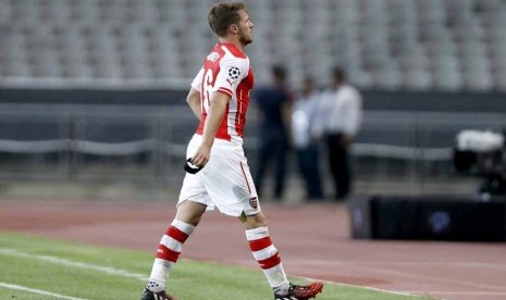 Pemain Arsenal, Aaron Ramsey, keluar lapangan usai mendapat kartu kuning kedua saat menghadapi Besiktas di Istanbul, Turki, Selasa (19/8). 