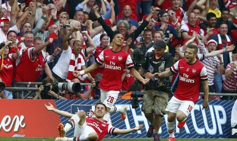 Pemain Arsenal, Aaron Ramsey (kiri), melakukan selebrasi bersama rekan setimnya usai menjebol gawang Hull City di final Piala FA di Stadion Wembley, London, Sabtu (17/5). 