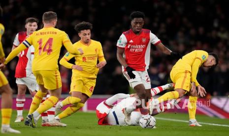  Pemain Arsenal Albert Sambi Lokonga (tengah) saat mengontrol bola.