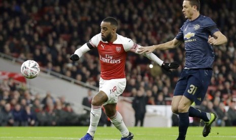 Pemain Arsenal Alexandre Lacazette (kiri) berduel bole melawan pemain Manchester United Nemenja Matic dalam ronde keempat pertandingan dua klub tersebut di FA Cup Inggris di Stadium Emirates, London, Sabtu (26/1) dini hari.