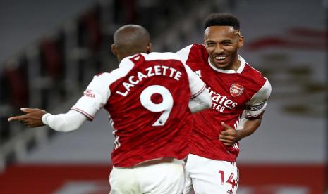 Pemain Arsenal Alexandre Lacazette merayakan dengan Pierre-Emerick Aubameyang setelah mencetak gol pembuka pada pertandingan sepak bola Liga Premier Inggris antara Arsenal dan West Ham di Stadion Emirates di London, Inggris, Sabtu (19/9). Arsenal berhasil menang tipis 2-1 atas West Ham. Julian Finney / Pool via AP