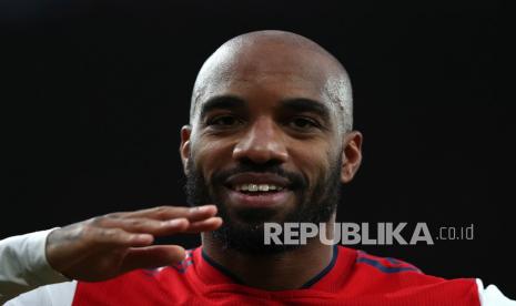  Pemain Arsenal Alexandre Lacazette merayakan setelah mencetak gol ke-2 timnya melalui tendangan penalti selama pertandingan sepak bola Liga Inggris antara Arsenal dan Leicester City di Stadion Emirates, di London, Senin (14/3/2022) dini hari WIB.