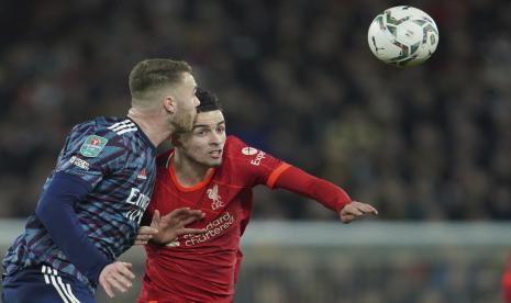 Pemain Arsenal Calum Chambers, kiri, berebut bola dengan pemain Liverpool Curtis Jones pada pertandingan semifinal Piala EFL, pertandingan sepak bola leg pertama antara Liverpool dan Arsenal di Stadion Anfield di Liverpool, Kamis, 13 Januari 2022.