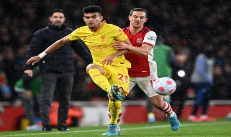  Pemain Arsenal Cedric Soares (kanan) berebut bola dengan pemain Liverpool Luis Diaz (kiri) pada pertandingan Liga Primer Inggris di Stadion Emirates, Kamis (17/3/2022) dini hari.