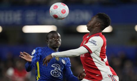 Pemain Arsenal Eddie Nketiah (kanan) berebut bola dengan pemain Chelsea N'Golo Kante dalam laga lanjutan Liga Primer Inggris di Stamford Bridge, Kamis (21/4/2022) dini hari WIB.