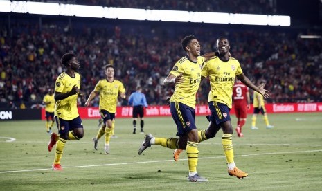 Pemain Arsenal, Eddie Nketiah (kanan), melakukan selebrasi usai mencetak gol lawan Bayern Muenchen di laga turnamen pramusim International Champions Cup (ICC) 2019 di California, Amerika Serikat, Rabu (17/7).