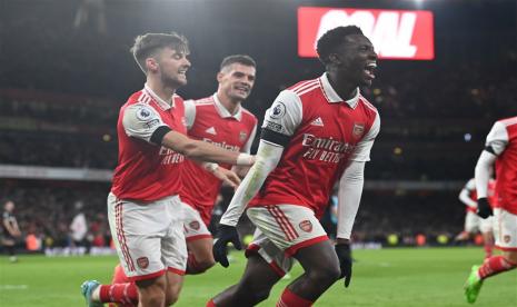  Pemain Arsenal Eddie Nketiah (kanan) merayakan setelah mencetak gol 3-1 pada pertandingan sepak bola Liga Utama Inggris antara Arsenal Football Club dan West Ham United di London, Inggris, Selasa (27/12/2022) dini hari WIB. 