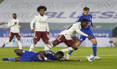 Pemain Arsenal Eddie Nketiah (kedua kanan) mencetak gol ke gawang Leicester City dalam pertandingan Piala Liga Inggris.