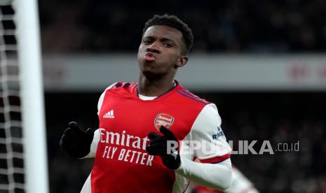 Striker Arsenal Eddie Nketiah berselebrasi setelah mencetak gol ketiga timnya saat pertandingan sepak bola perempat final Piala Liga Inggris antara Arsenal dan Sunderland di Stadion Emirates di London, Rabu (22/12) dini hari WIB.