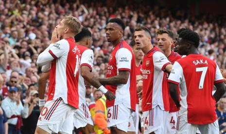  Pemain Arsenal Emile Smith Rowe (kiri) merayakan gol bersama rekan-rekannya saat pertandingan melawan Tottenham Hotspur dalam lanjutan Liga Primer Inggris, Senin (27/9) dini hari WIB. Arsenal unggul 3-1 atas Tottenham.