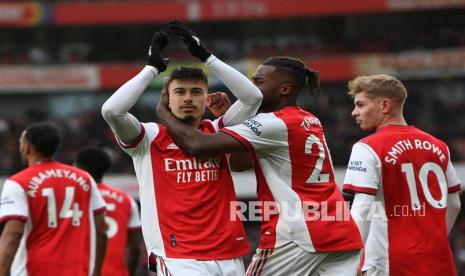 Pemain  Arsenal  Gabriel Martinelli (2-kiri) merayakan dengan rekan satu timnya setelah mencetak keunggulan 2-0 selama pertandingan sepak bola Liga Premier Inggris antara Arsenal FC dan Newcastle United di London, Inggris, Sabtu (27/11) malam WIB.