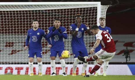 Pemain Arsenal, Granit Xhaka (kanan), menjebol gawang Chelsea lewat tendangan bebas dalam laga Liga Primer Inggris di Stadion Emirates, London, Sabtu (26/12).