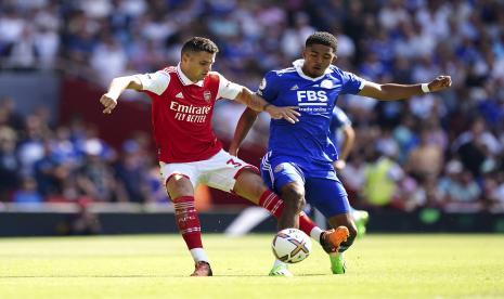 Pemain Arsenal Granit Xhaka, kiri, dan pemain Leicester City Wesley Fofana berebut bola dalam pertandingan Liga Inggris di Emirates Stadium, London, Sabtu, 13 Agustus 2022. 