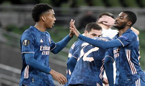 Pemain Arsenal Joe Willock (kiri) merayakan golnya ke gawang Dundalk bersama Ainsley Maitland-Niles dalam pertandingan terakhir Grup B Liga Europa. Arsenal mengalahkan Dundalk 4-2.