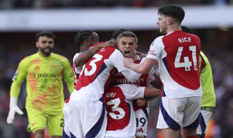 Pemain Arsenal Leandro Trossard (tengah) merayakan gol ketiga timnya ke gawang Leicester City dalam pertandingan Liga Primer Inggris di Stadion Emirates, London, Sabtu (28/9/2024).