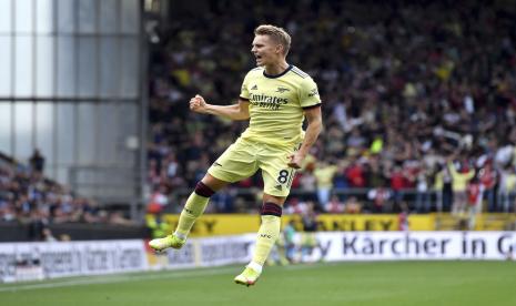 Pemain Arsenal Martin Odegaard merayakan mencetak gol pertama tim mereka dalam pertandingan melawan Burnley selama pertandingan sepak bola Liga Premier Inggris di Turf Moor di Burnley, Inggris, Sabtu 18 September 2021.