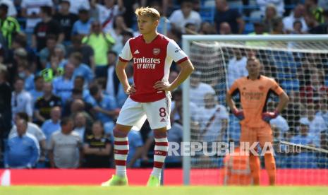  Pemain yang direkrut Arsenal dari Real Madrid, Martin Odegaard, sedih setelah Manchester City mencetak gol ketiga mereka pada pertandingan sepak bola Liga Inggris antara Manchester City dan Arsenal di stadion Etihad di Manchester, Inggris, Sabtu (28/8). 