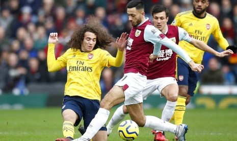 Pemain Arsenal Matteo Guendouzi (Kiri) dan pemain Burnley Dwight McNeil tengah berebut bola pada laga Burnley vs Arsenal.