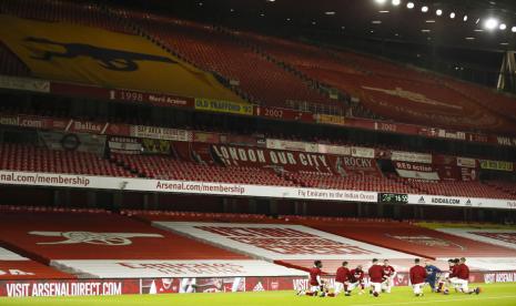 Pemain Arsenal melakukan pemanasan jelang menjamu Chelsea di laga Liga Primer Inggris pada Sabtu (26/12) malam waktu setempat. 