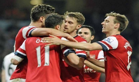 Pemain Arsenal melakukan selebrasi. 