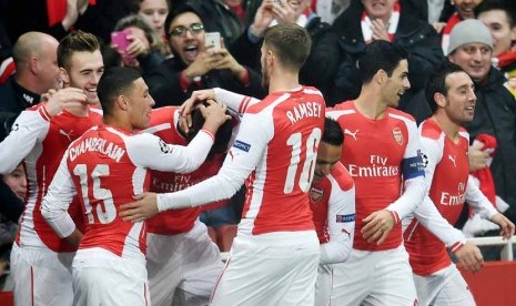 Pemain Arsenal melakukan selebrasi. 